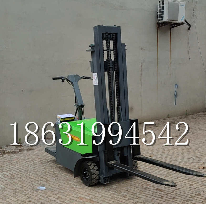 龙江县优程全电动叉车插腿式堆高车液压装卸车1.5吨升高小型站驾式铲车